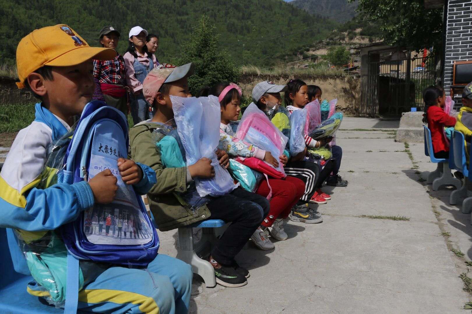 邛崃爱心企业情系九寨 爱心助学山区儿童