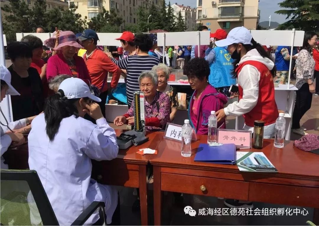 义诊服务特别受到社区老人欢迎,光华老年养护院的医生为居民提供血压