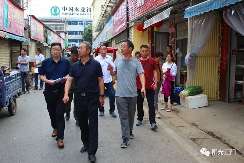 5月28日早上6:30,县委副书记边镇西带领住建,城管