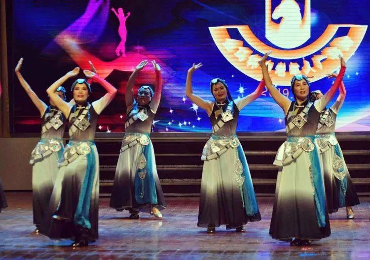 金马杯"仁寿中老年广场舞邀请赛,在仁寿县职教中心隆重开幕