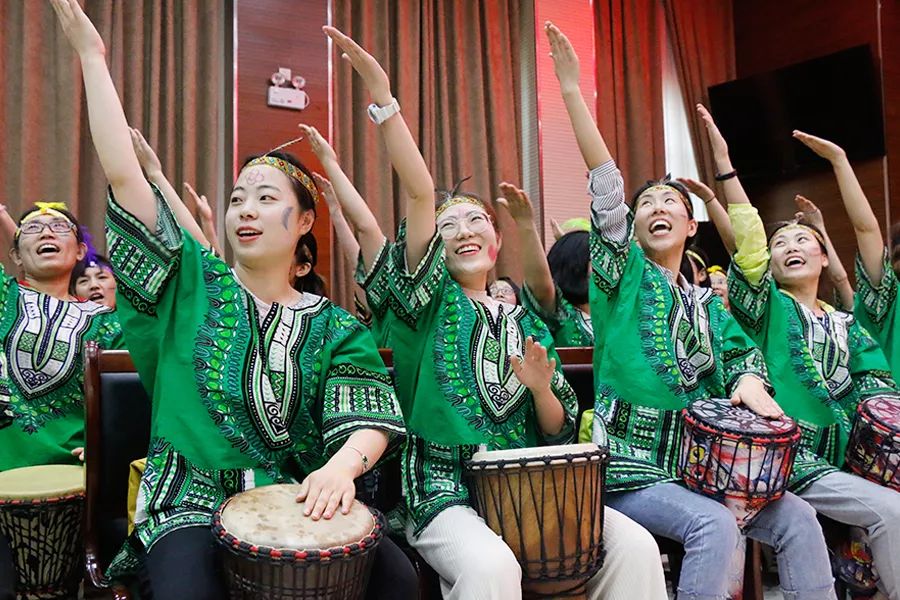 奔跑吧团队齐奏非洲鼓长城学校开启2019年教师筑梦团建之旅