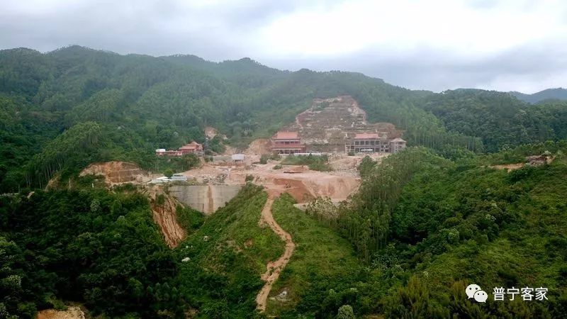 今天船埔天然寺路灯开始安装部分危险路段也将扩宽