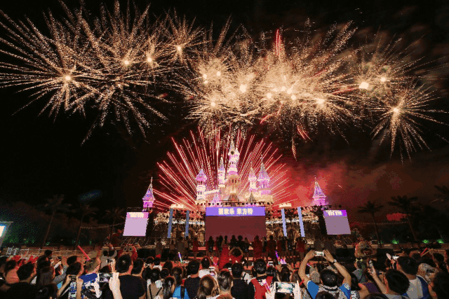 送你漫天星辰的梦幻城堡,炫丽的焰火盛宴,焰火狂欢用火辣舞蹈引爆狂欢