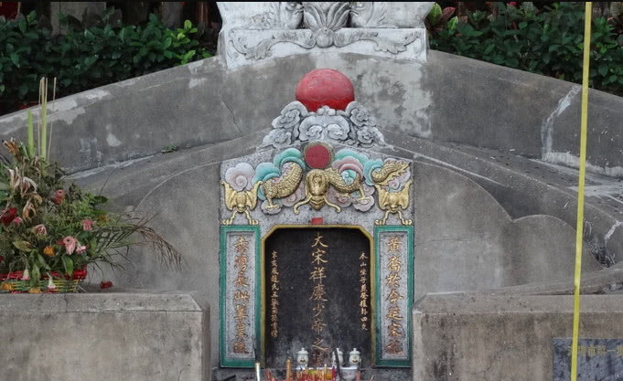 和尚,有一日他外出的时候,看到海上有一个穿着龙袍的尸体,猜测是赵昺