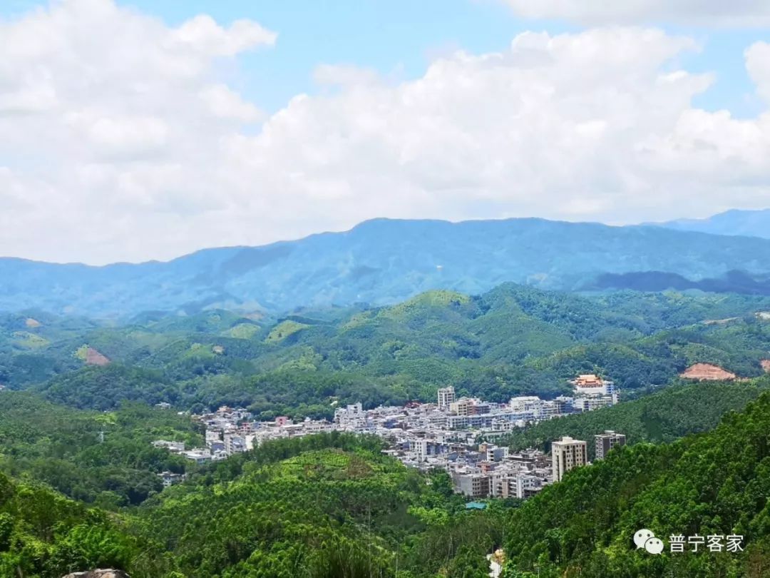 今天船埔天然寺路灯开始安装部分危险路段也将扩宽
