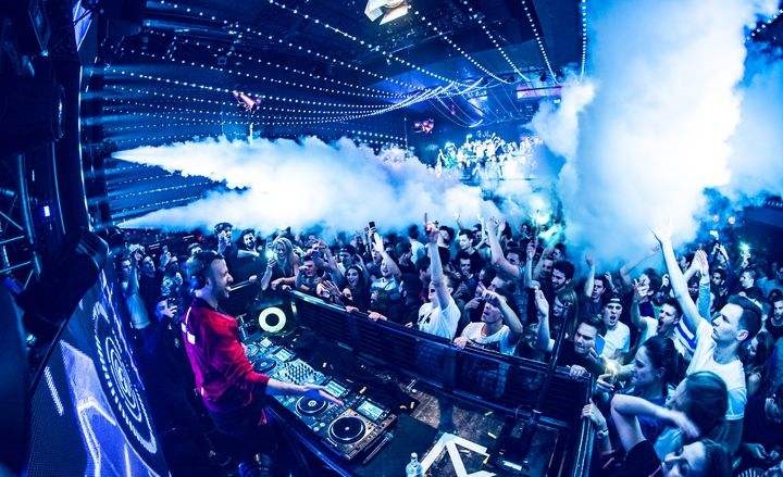 宝宝们,儿童节来蹦迪吗?dj用手机打碟的那种!