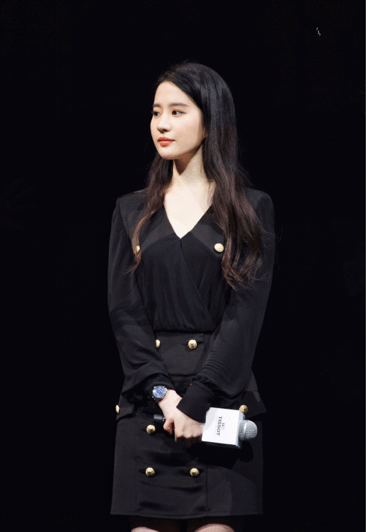 刘亦菲的美颜折服, 10颗纽扣的包臀小礼服成焦点, 凸显完美曲线_黑色