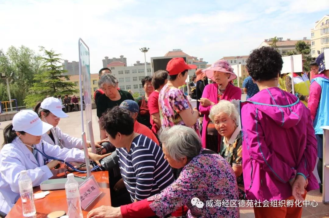 义诊服务特别受到社区老人欢迎,光华老年养护院的医生为居民提供血压