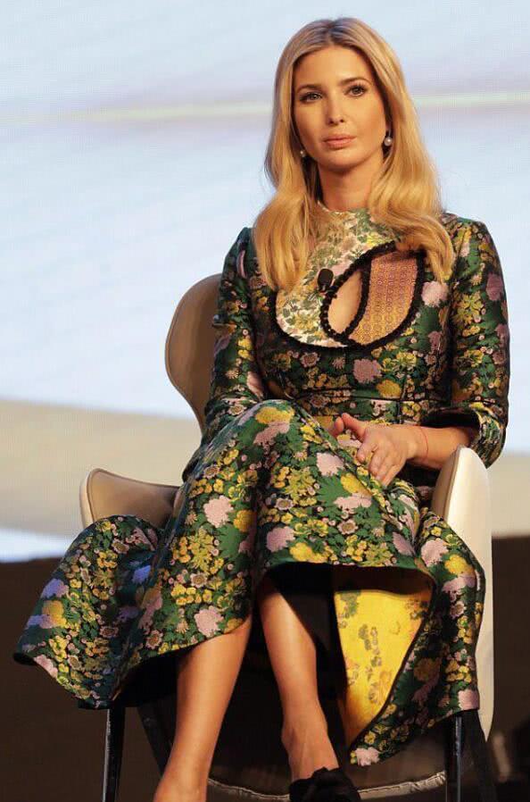 被伊万卡美到了!一袭绿色连衣裙出众又迷人,与刘雯撞色也不输