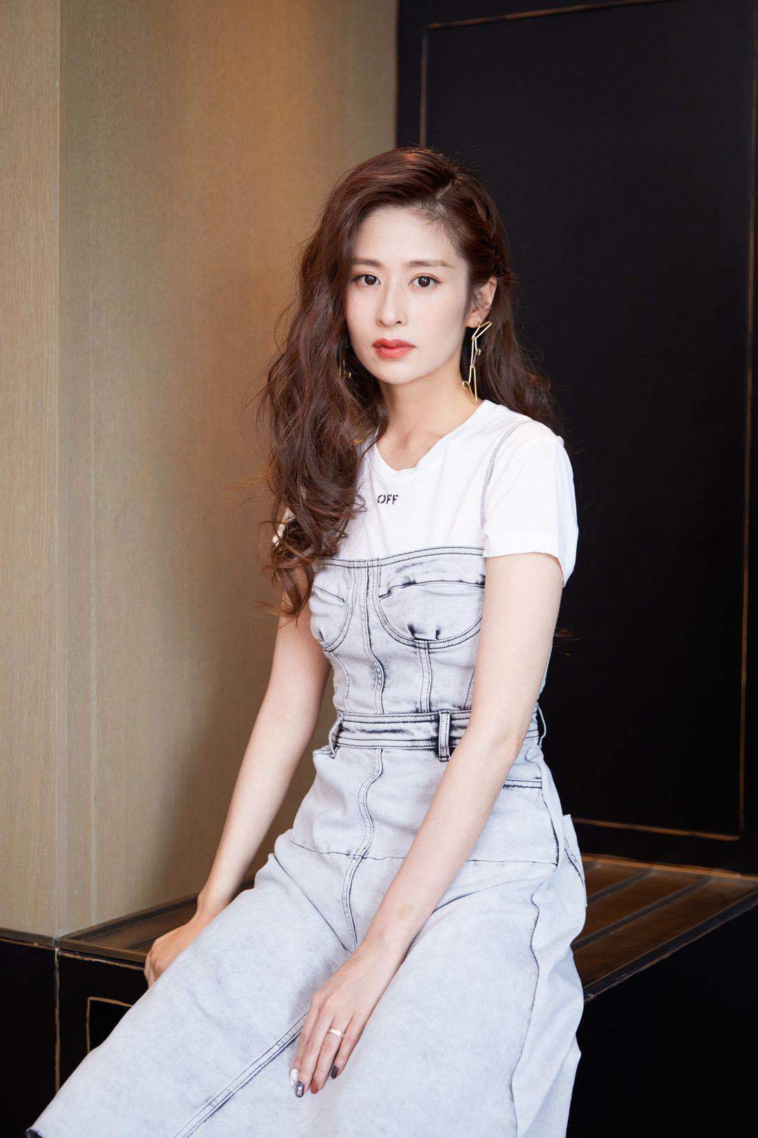 演员颖儿牛仔少女造型亮相活动,凭实力获年度挚爱魅力女演员奖!