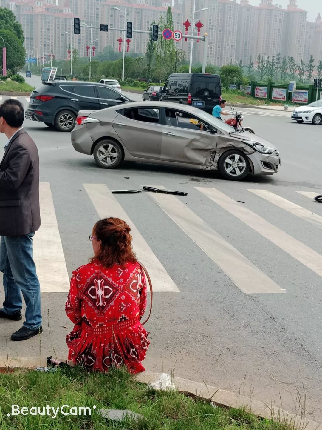 邵东绿汀大道两车猛烈相撞,现场好吓人!