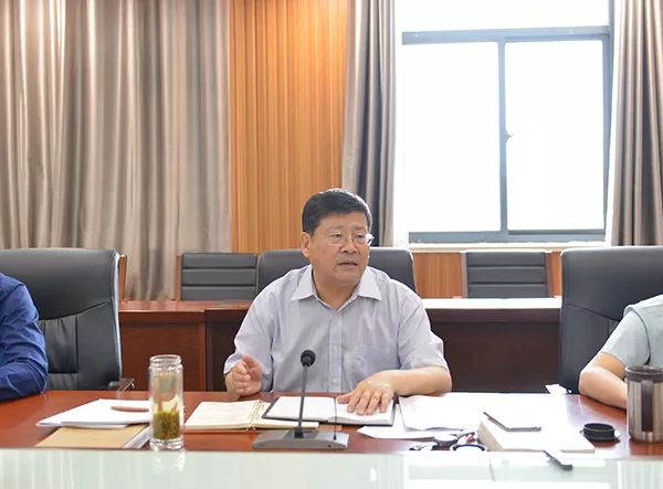 学校党委理论学习中心组学习全省教育大会精神