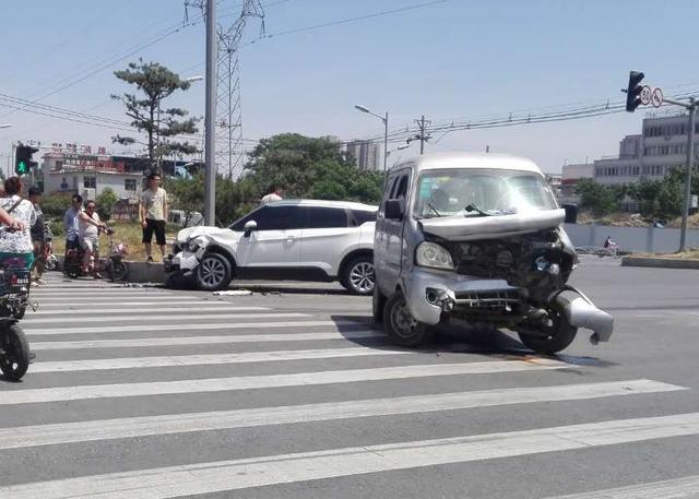今天上午,安阳突发两起交通事故!现场触目惊心