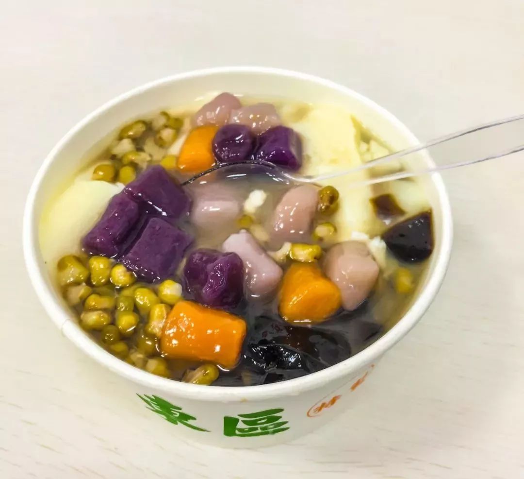 透过店主的推荐 小编首选了 超级豪华的 仙草 综合芋圆 绿豆 豆花