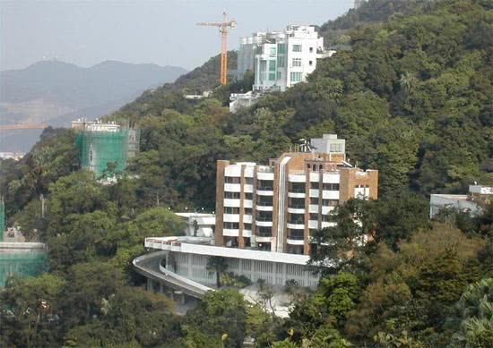 之前李兆基一家一直住在香港有名的豪宅小区惠苑