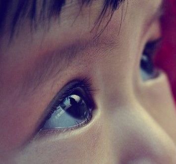 通常来说,眼白在婴幼儿时期是最白,最蓝的,常常被人们称为最纯洁的