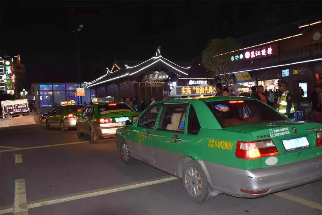 丽江一出租车司机跑夜车后排座位上突现一堆钞票