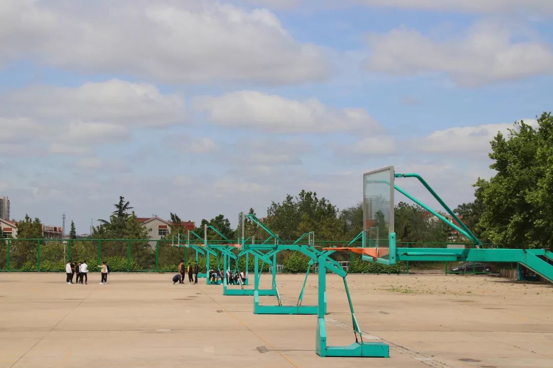 篮球场变得静悄悄的安然的等待黎明的到来等待着新的热闹海院还有更多