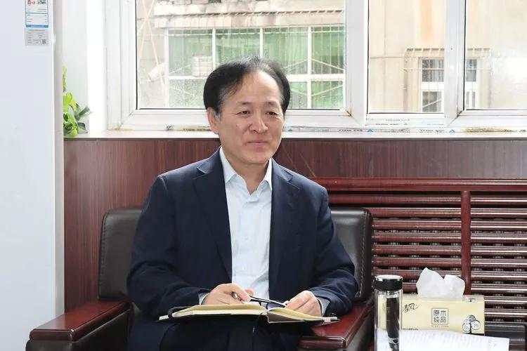 区委书记赵小林会见榛果民宿ceo冯威赫