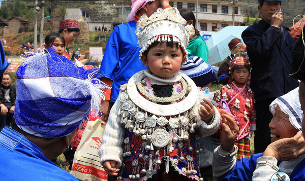 身穿苗族银饰的苗族小孩9.