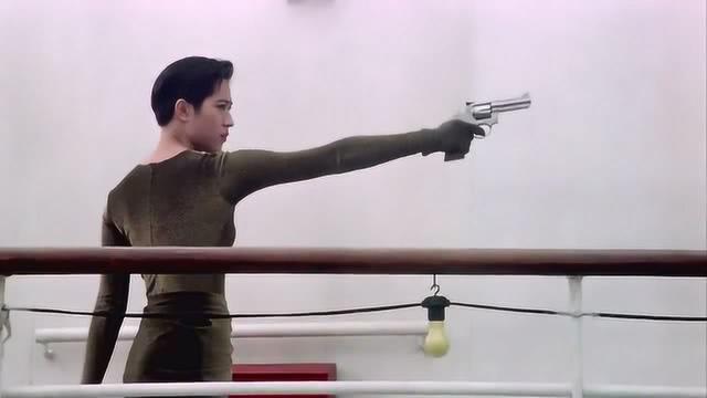 开枪的姿势很帅嘛