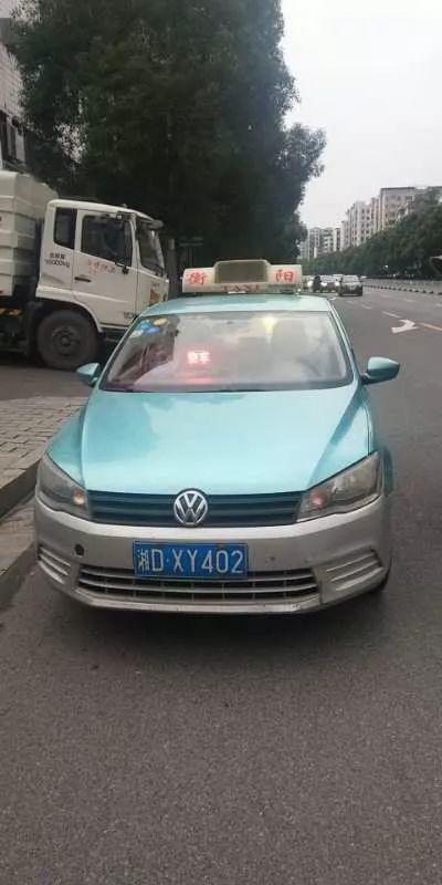 就在刘丹惊慌失措时,一名路过的出租车司机见到情况后二话没说,载着