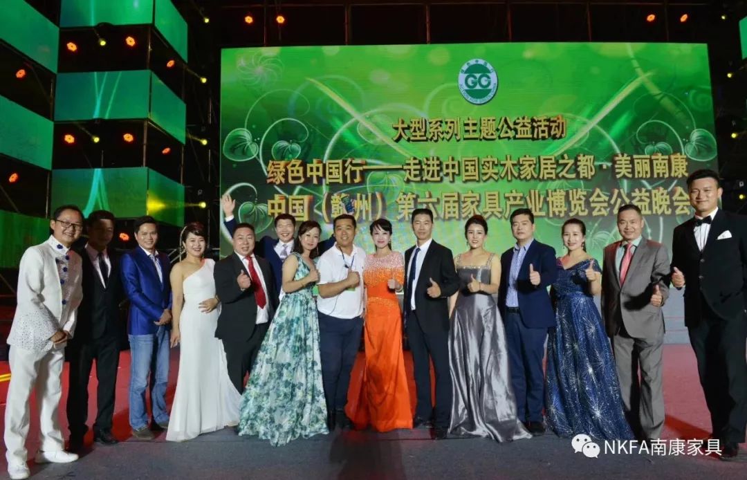 罗海龙江西自由王国家具有限公司董事长顾建厦参与歌唱表演的南康企业