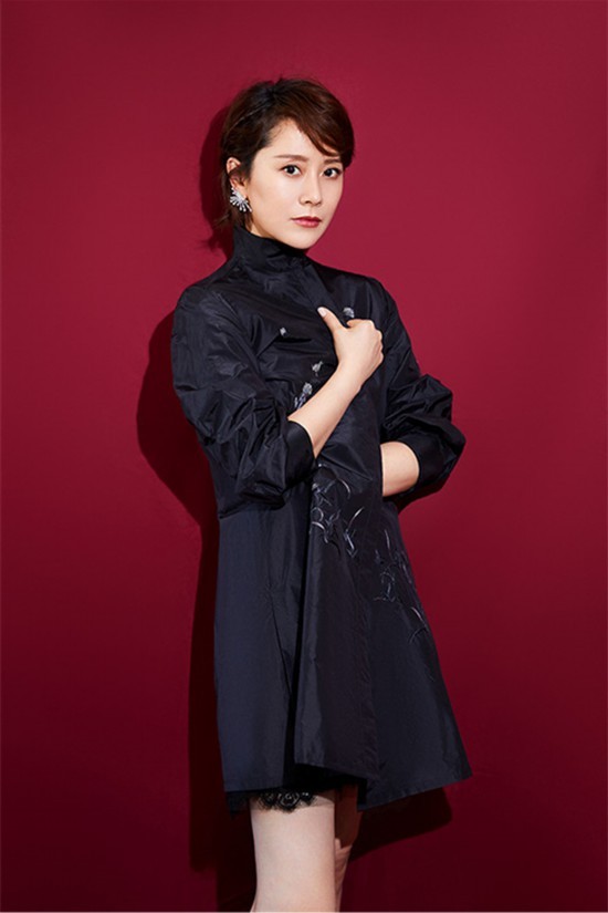 海清近照曝光多个裙装造型展现曼妙身姿