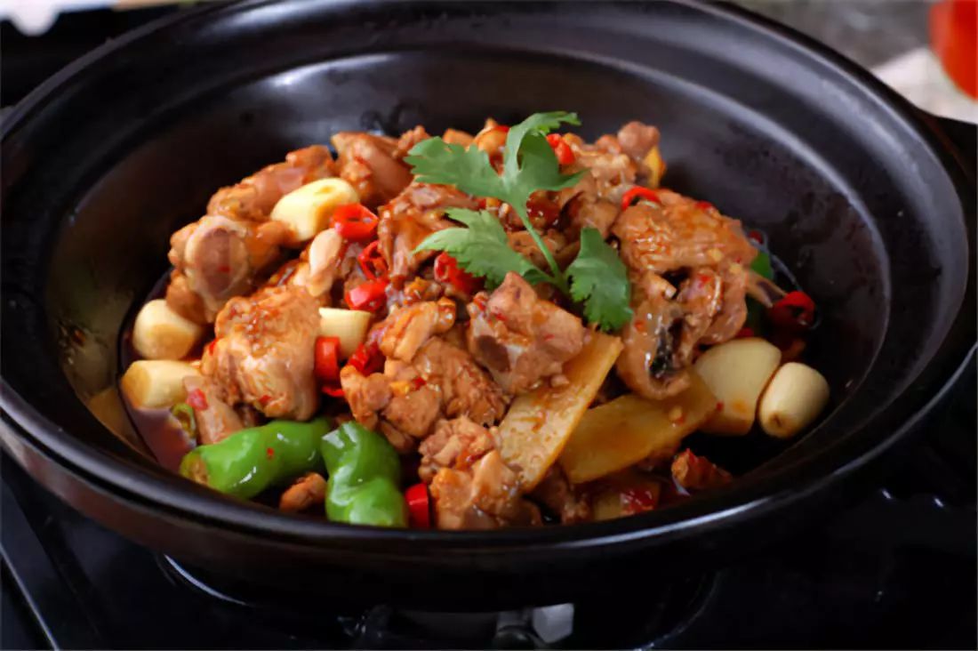 这酸笋鸡虽然食材普通,但鸡肉和竹笋搭配却是熠熠生辉,鸡的肉质细嫩