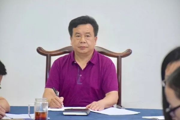 课改领导小组副组长兼九年级级长冯光景老师主持,丽景学校黄良太校长