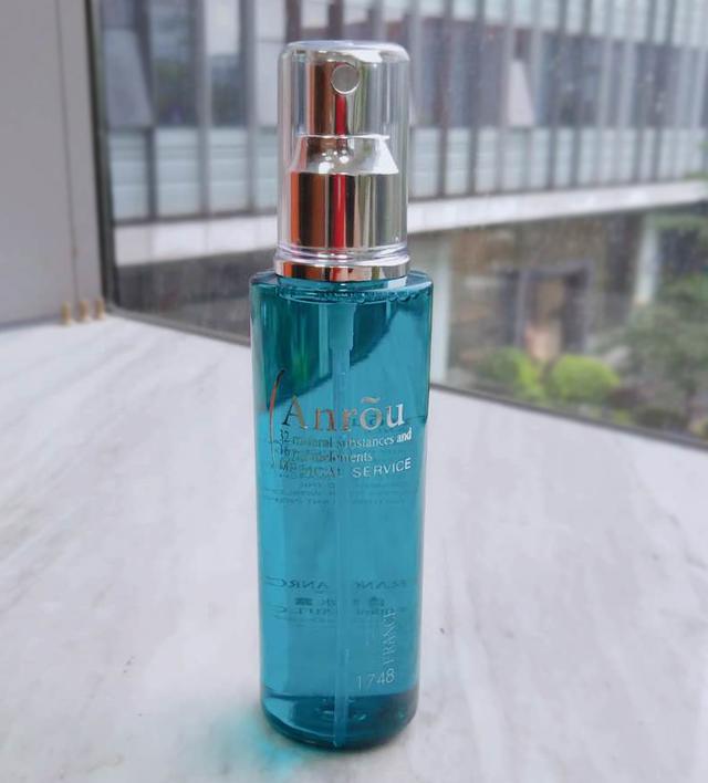 出门随身携带补水保湿喷雾或者化妆水,如安茹的自然水露就是一款非常