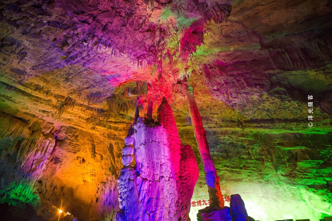 来到九乡,必游"荫翠峡"这里峡谷幽深,两侧崖壁陡而高,清幽迷人,坐在