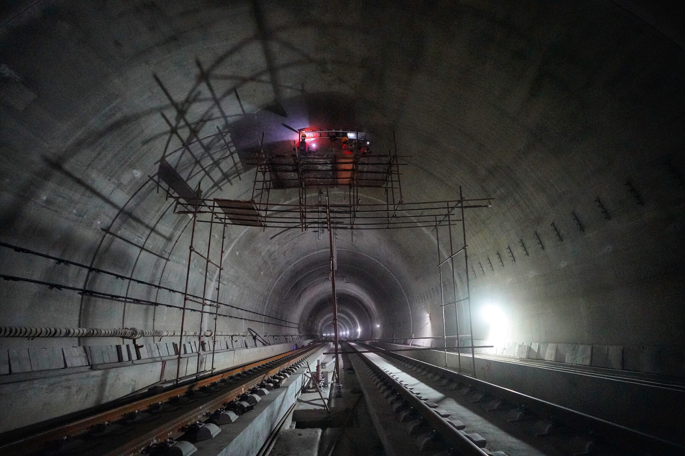 崇礼铁路正盘台隧道铺轨完成