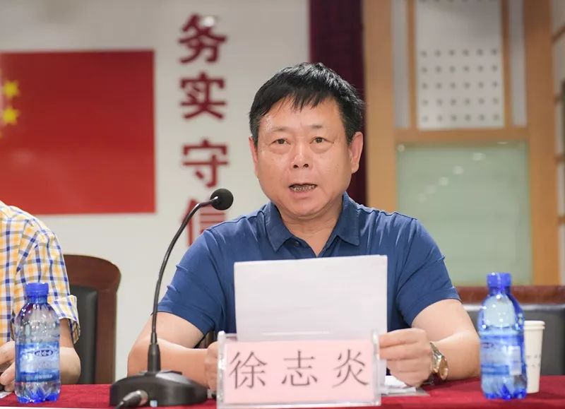 授牌仪式胜山头村党总支书记罗建国向新当选的分会首届会长黄启江授牌