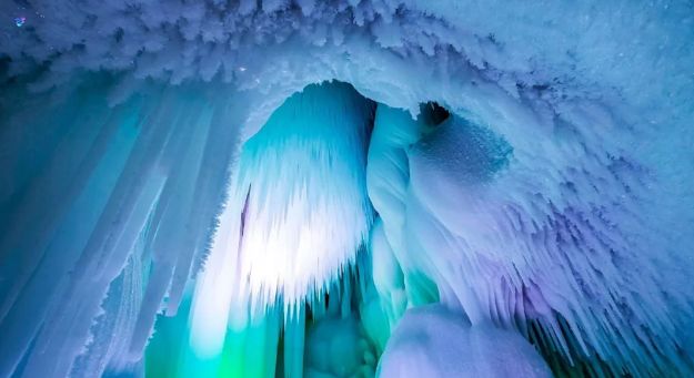 江南大冰洞是大型自然式冰洞景区,利用当地独特的溶洞资源,采取人工