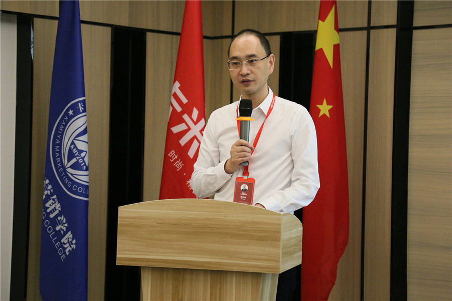 会议伊始,卡米亚瓷砖总经理李丹锋致辞,围绕"卡米亚产品再出发"的主题