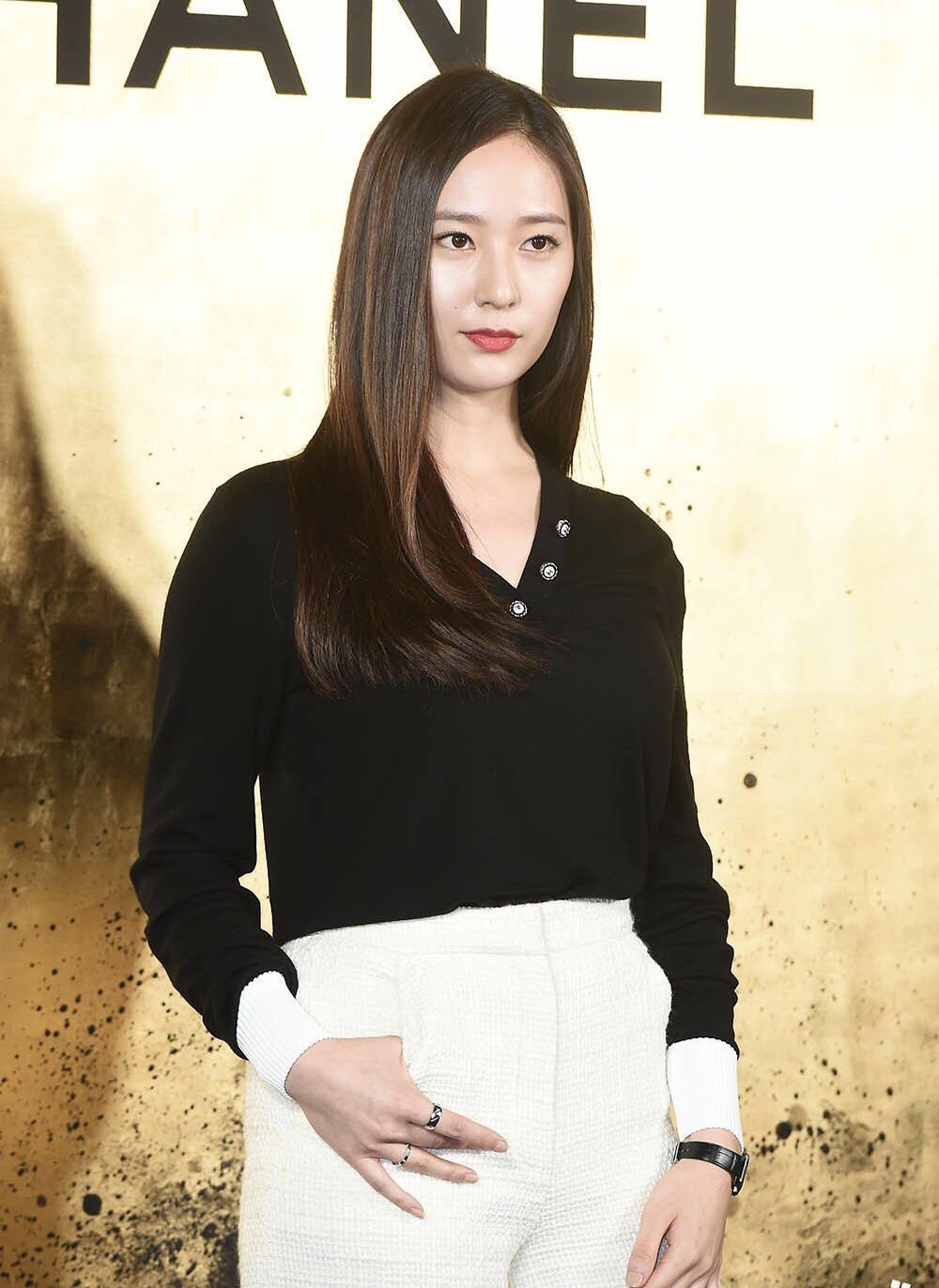 原创郑氏姐妹同框现身!秀晶穿错阔腿裤胖成球,秀妍一袭粉裙美出天际