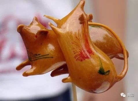 吹出来的作品造型各异,花鸟鱼虫,十二生肖,真是千姿百态.