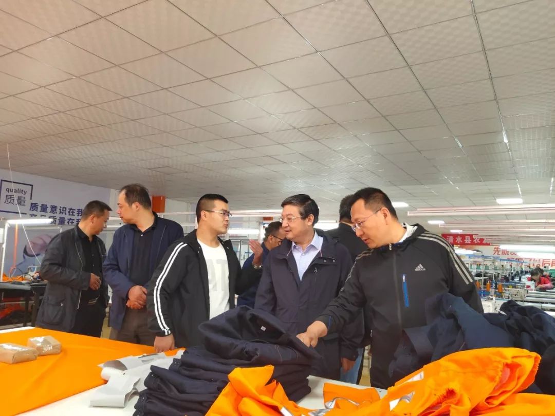 邱水录一行来到县农发公司服装加工车间,详细了解了扶贫车间建设,运营