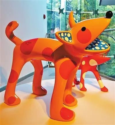 《南瓜》是草间弥生第一件也是非常具有纪念性的雕塑作品.不停地画.