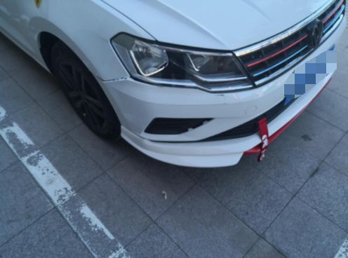 白城一辆白色奇瑞轿车,剐蹭邻车后溜之大吉,车主与之协调无果后报案.