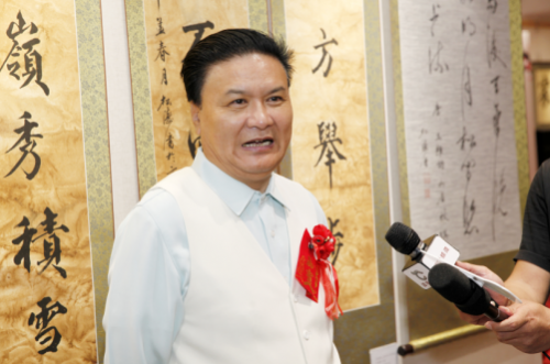 松涛,现任北京松涛书画院院长,中央党校报刊社副理事长,年少受家庭