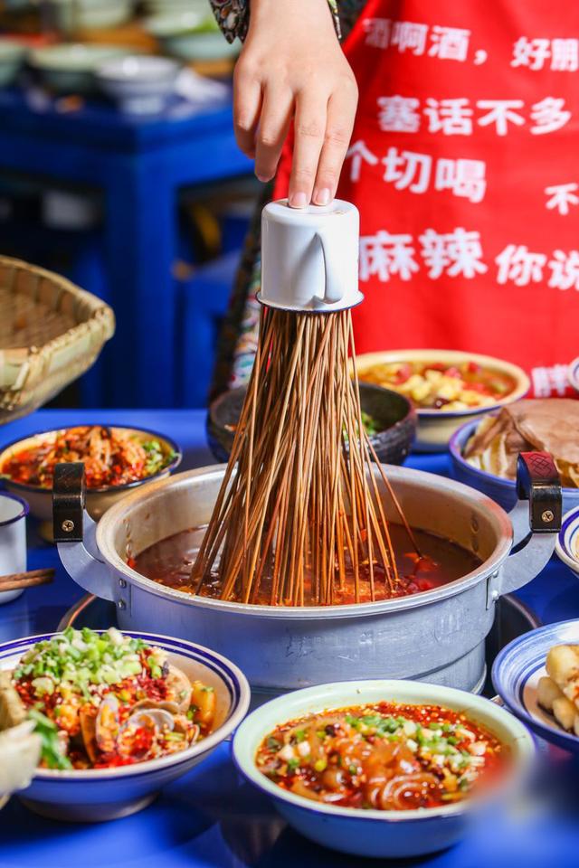 汾煌雪梅,麦丽素,无花果……马路边边继承了八九十年代吃麻辣烫的传统