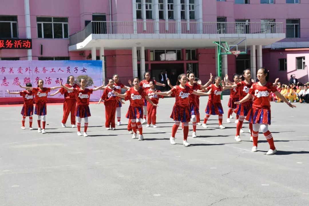 哈尔滨市关爱外来务工人员子女志愿服务活动在香坊区星光小学举办