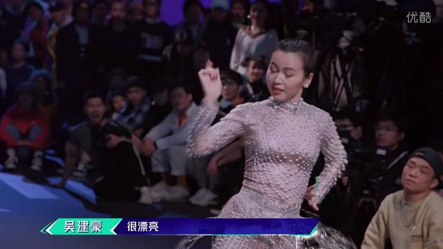 黄卉比刘娜更年轻,冲劲更足,侵略性更强,更适合battle.