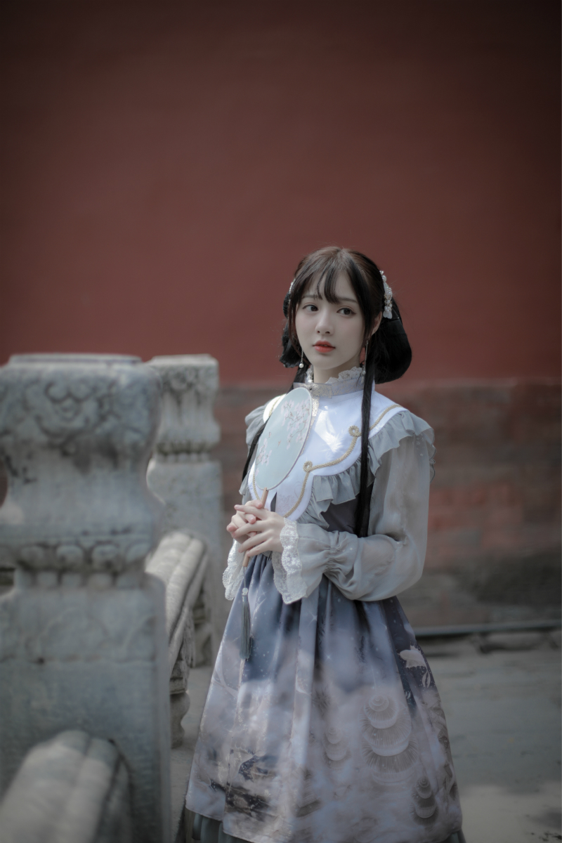 演员石雪婧故宫写真曝光 风格碰撞少女心爆棚