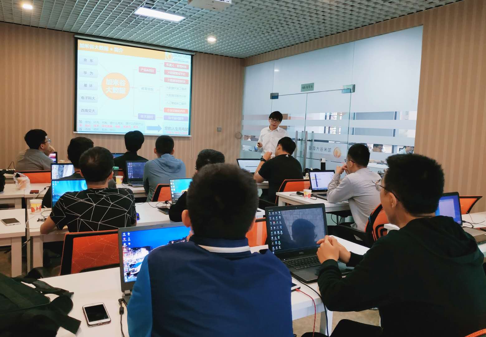 大数据的发展趋势日渐明显,但是进入这个领域的门槛不