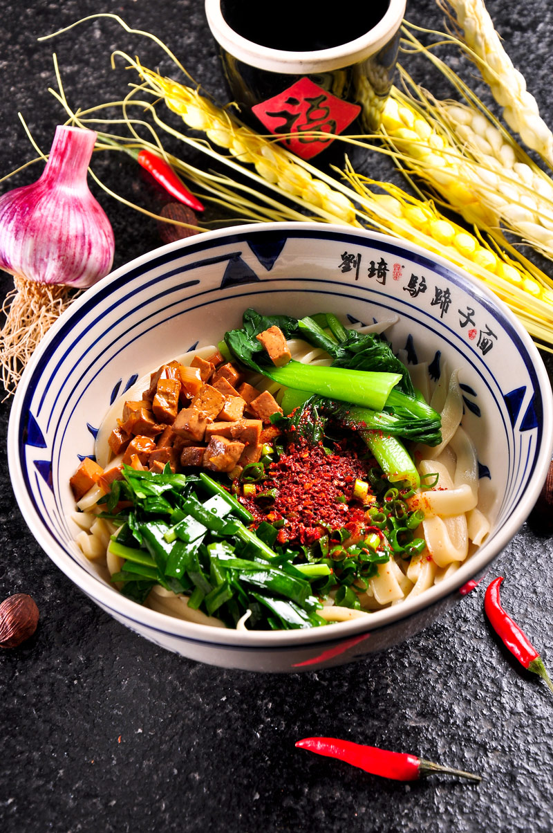 想要做好一碗面,关心粮食和蔬菜.