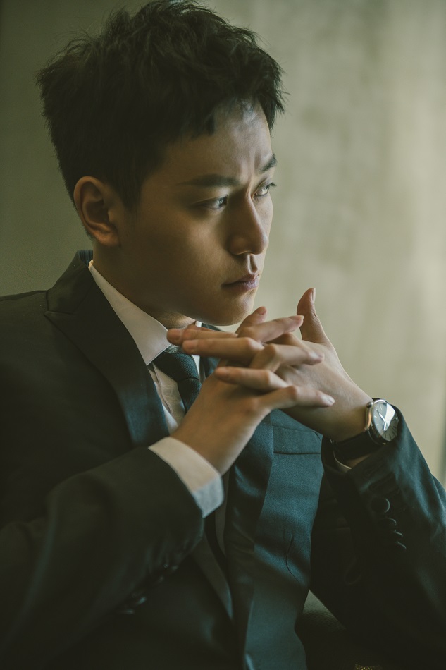 秦俊杰利落短发亮相时尚活动 黑色西装定格复古质感