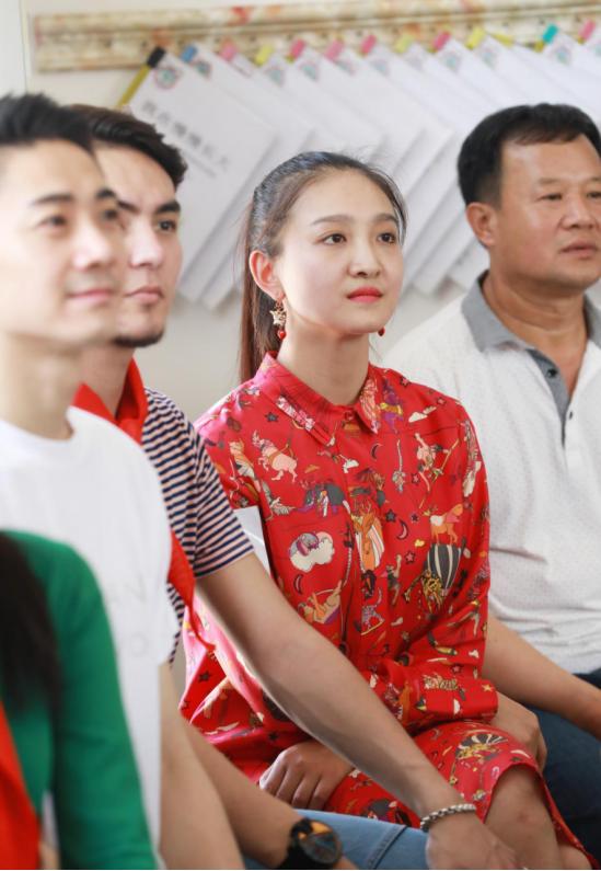 央视朝闻天下报道青年舞蹈家胡玉婷受邀参加顶尖舞者进校园公益活动